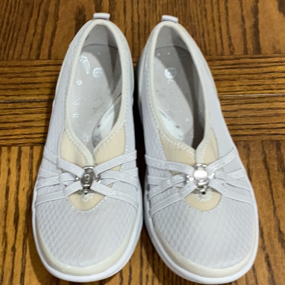 Bzees Niche Silver Cloud Mesh Fabric Slip On Comfort Shoes Women's Size 6.5 W